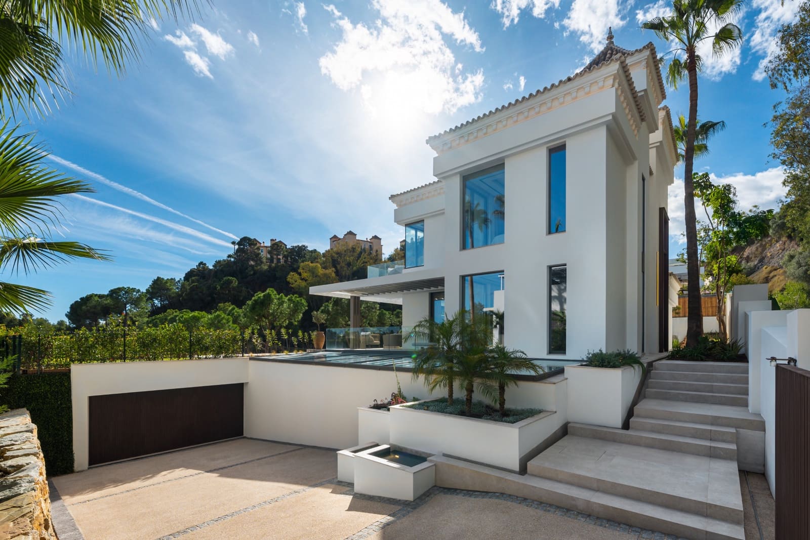 6 bedroom Villa for sale in La Quinta with pool garage - € 7,395,000 (Ref: 9551054)