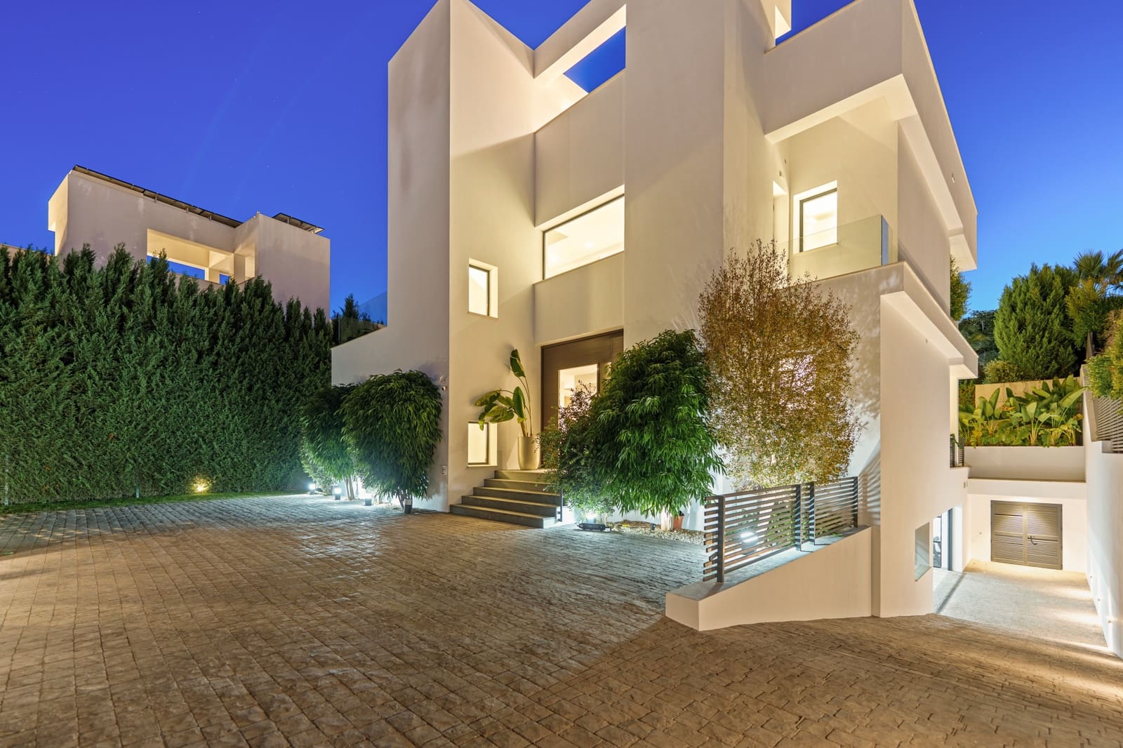 5 bedroom Villa for sale in Puerto Banus with pool garage - € 4,895,000 (Ref: 9574074)