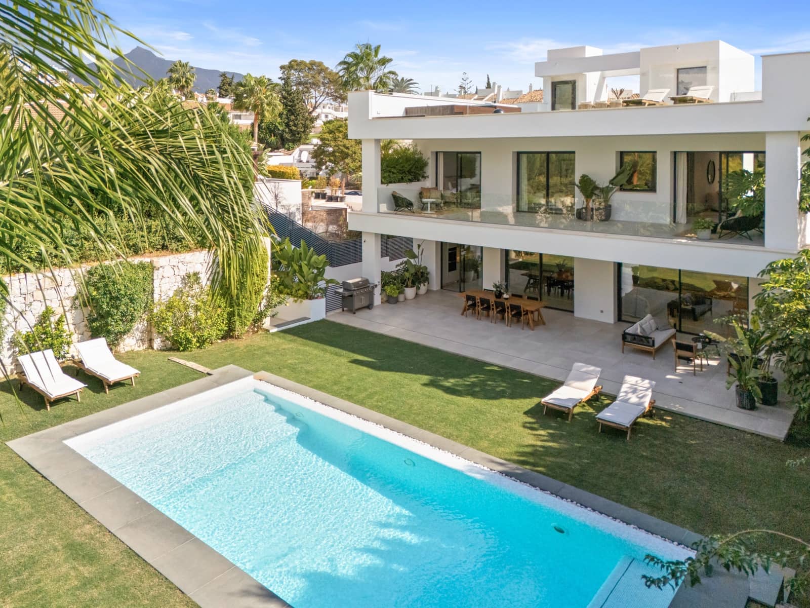 5 bedroom Villa for sale in Puerto Banus with pool garage - € 4,895,000 (Ref: 9574074)