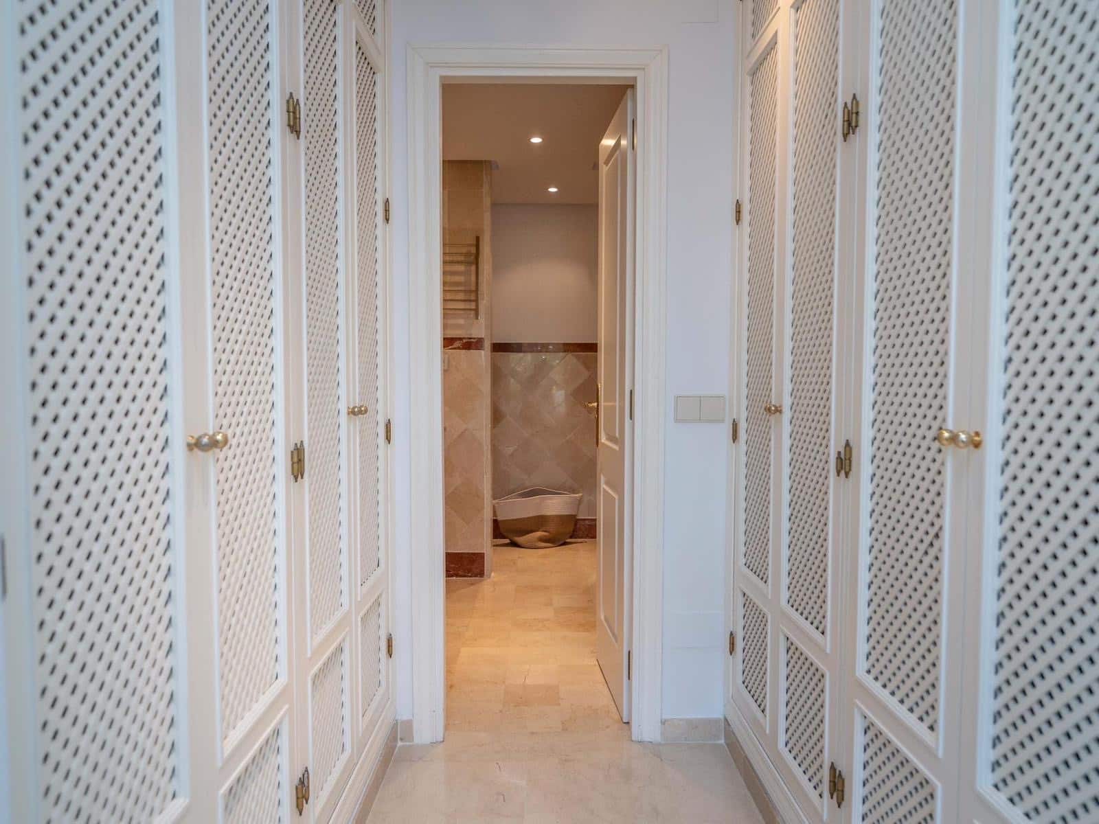 Apartamento de 2 habitaciones en Marbella en alquiler con piscina garaje - 2.500 € (Ref: 9683399)