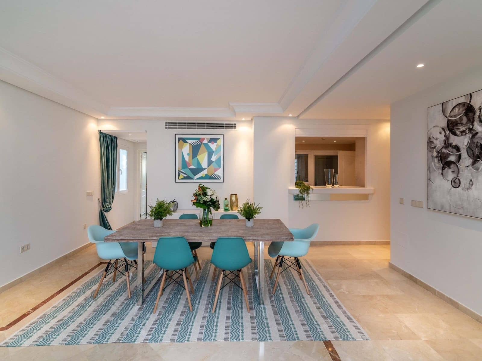 Apartamento de 2 habitaciones en Marbella en alquiler con piscina garaje - 2.500 € (Ref: 9683399)