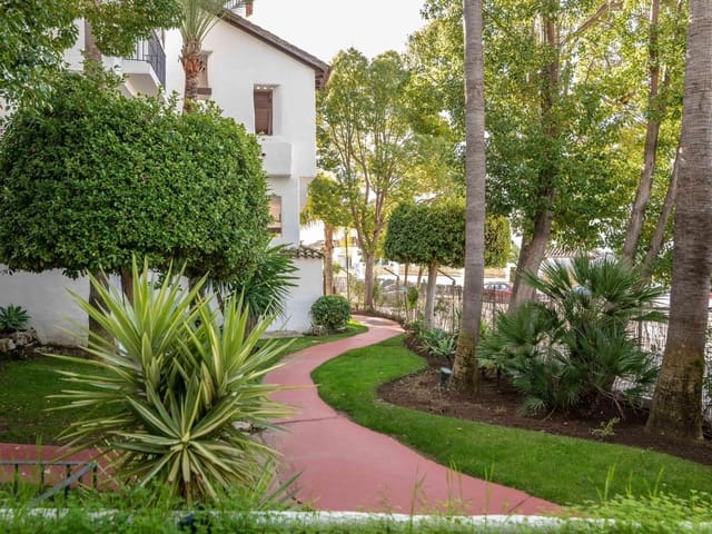 Apartamento de 2 habitaciones en Marbella en alquiler con piscina garaje - 2.500 € (Ref: 9683399)