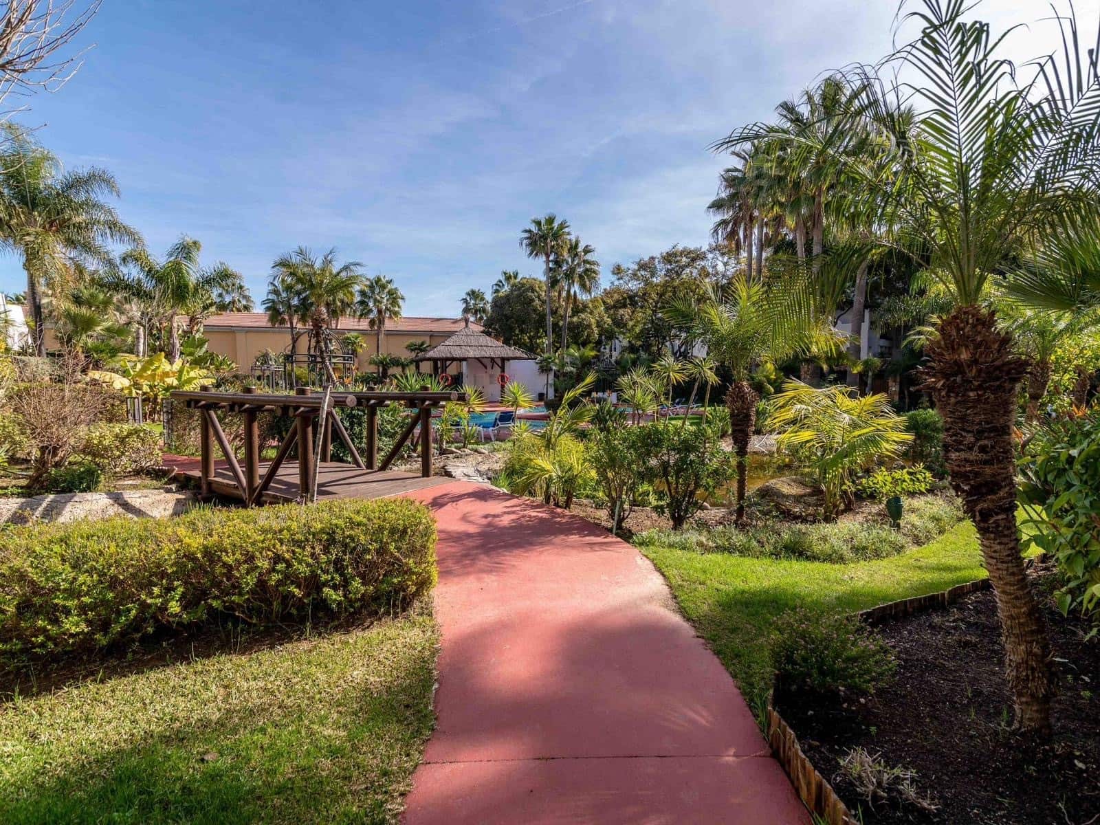 Apartamento de 2 habitaciones en Marbella en alquiler con piscina garaje - 2.500 € (Ref: 9683399)