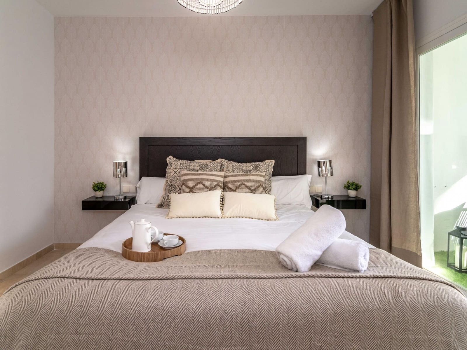 Apartamento de 2 habitaciones en Marbella en alquiler con piscina garaje - 2.500 € (Ref: 9683399)