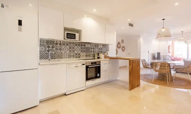 2 bedroom Apartment for sale in Lomas De Marbella, Marbella with pool garage - € 700,000 (Ref: 9690304)