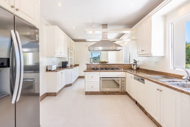 Chalet de 4 habitaciones en El Paraiso, Estepona en alquiler con piscina garaje - 10.000 € (Ref: 9690305)