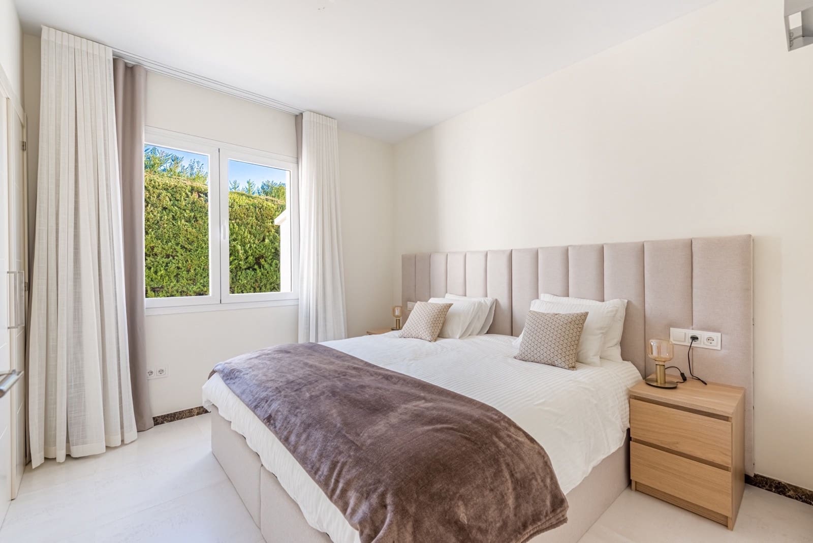 Chalet de 4 habitaciones en El Paraiso en alquiler con piscina garaje - 10.000 € (Ref: 9690305)