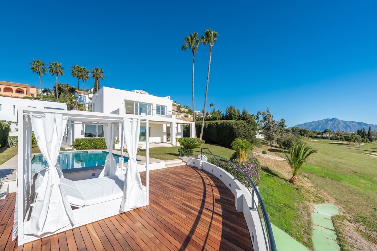 4 sovrum Villa för semesterbostäder i El Paraiso med pool garage - 10 000 € (Ref: 9690306)