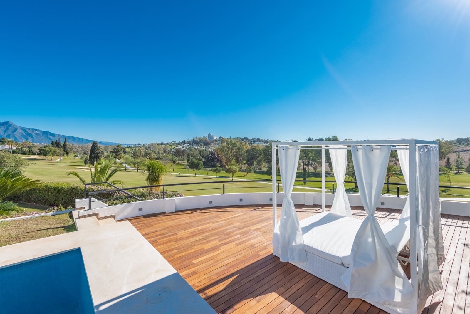 4 sovrum Villa för semesterbostäder i El Paraiso med pool garage - 10 000 € (Ref: 9690306)