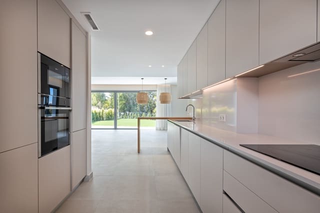 Pareado de 4 habitaciones en San Pedro de Alcántara Pueblo, Marbella en venta con piscina garaje - 1.195.000 € (Ref: 9701398)