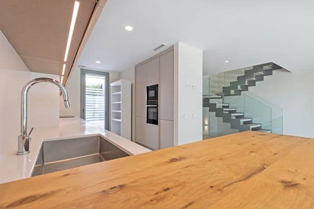 Pareado de 4 habitaciones en San Pedro de Alcántara Pueblo, Marbella en venta con piscina garaje - 1.195.000 € (Ref: 9701398)