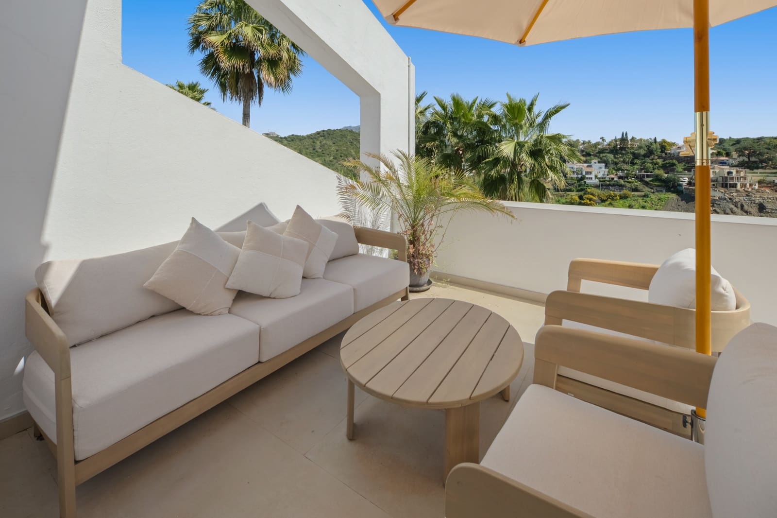 2 bedroom Apartment for sale in La Quinta with pool garage - € 535,000 (Ref: 9711161)