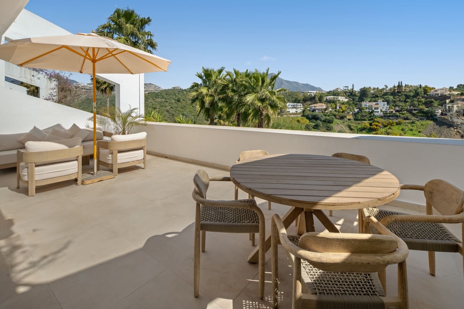 2 bedroom Apartment for sale in La Quinta with pool garage - € 535,000 (Ref: 9711161)