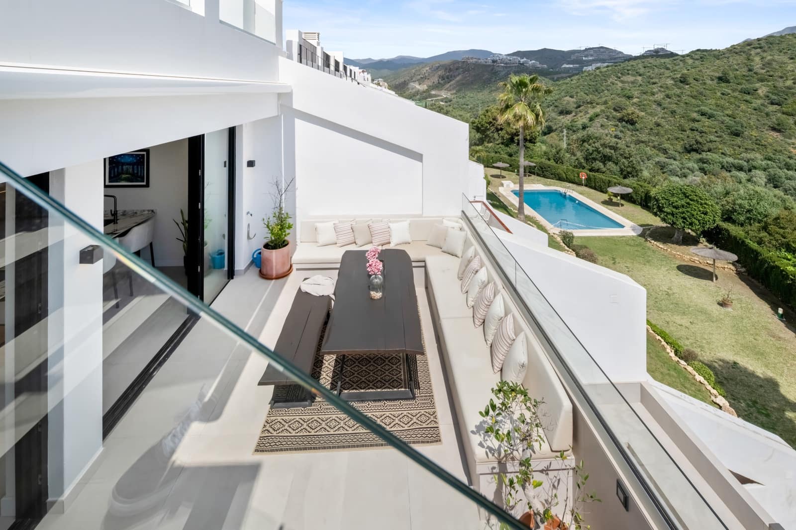 2 bedroom Penthouse for sale in La Quinta with pool garage - € 739,000 (Ref: 9735272)