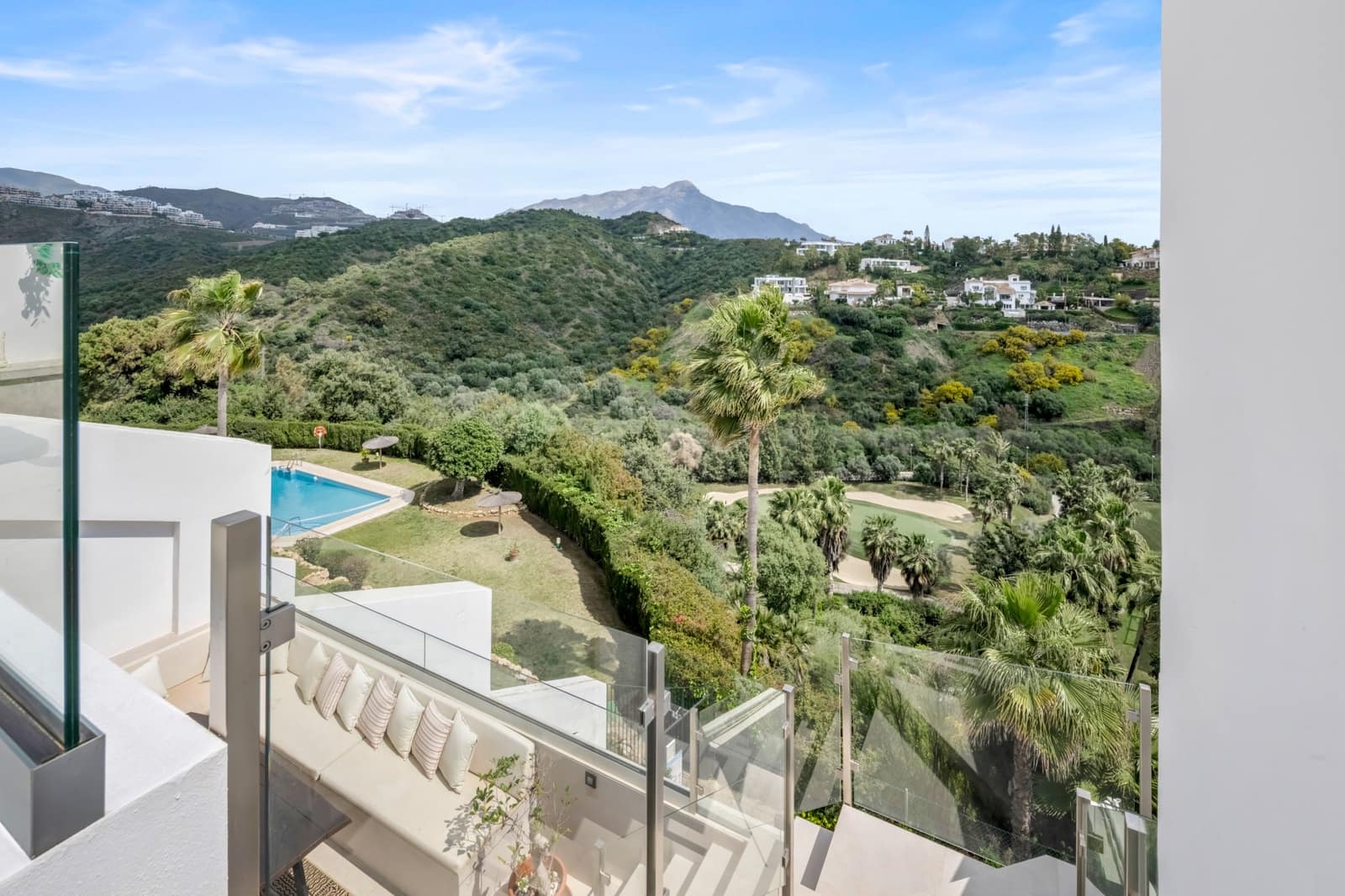2 bedroom Penthouse for sale in La Quinta with pool garage - € 739,000 (Ref: 9735272)