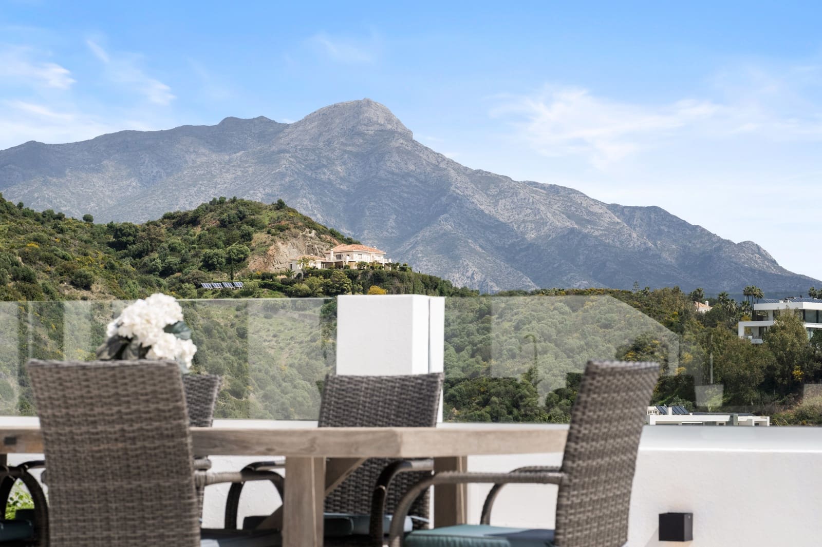2 bedroom Penthouse for sale in La Quinta with pool garage - € 739,000 (Ref: 9735272)