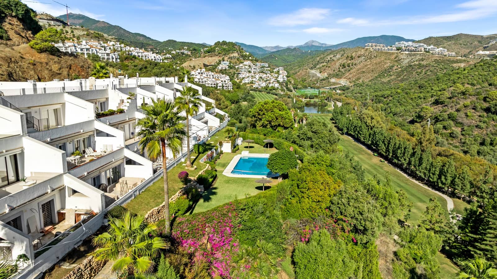 2 bedroom Penthouse for sale in La Quinta with pool garage - € 739,000 (Ref: 9735272)