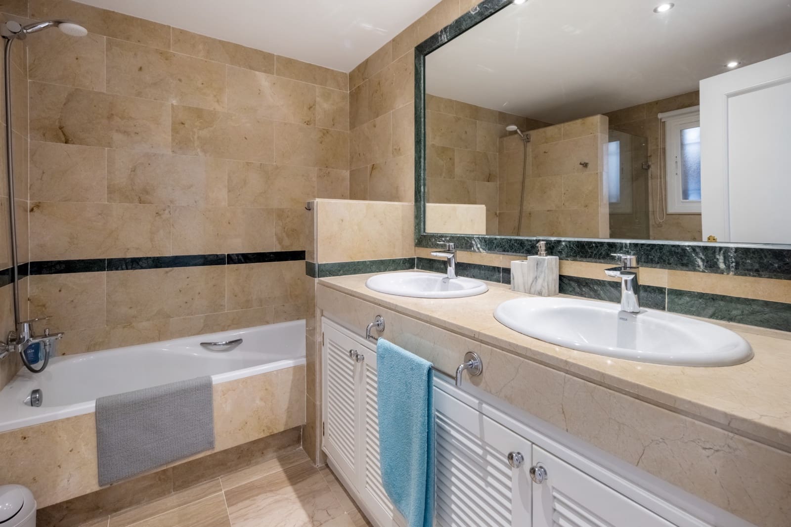 3 chambre Appartement à vendre à Marbella avec piscine garage - 649 000 € (Ref: 9772794)