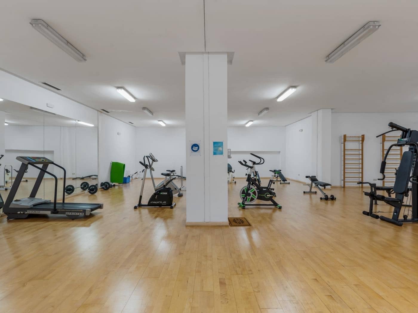 Apartamento de 2 habitaciones en Puerto Banus en alquiler con piscina garaje - 2.800 € (Ref: 9783109)