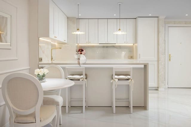 Apartamento de 2 habitaciones en Puerto Banus, Marbella en alquiler con piscina garaje - 2.800 € (Ref: 9783109)