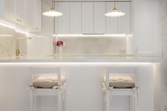 Apartamento de 2 habitaciones en Puerto Banus, Marbella en alquiler con piscina garaje - 2.800 € (Ref: 9783109)