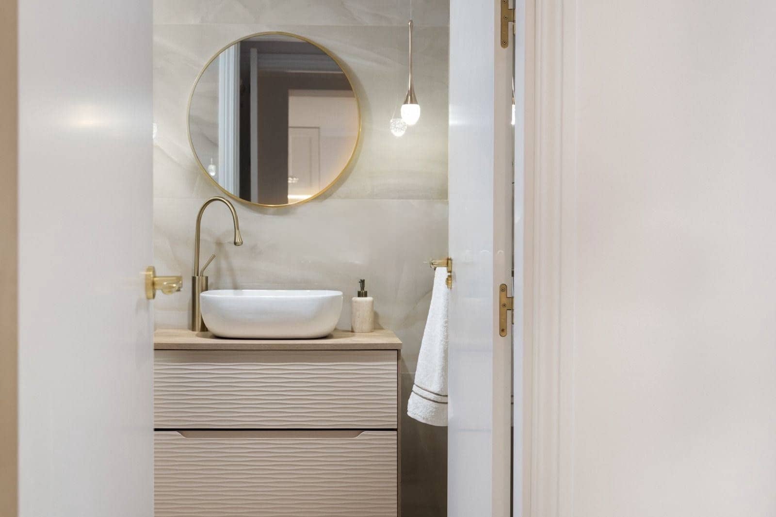 Apartamento de 2 habitaciones en Puerto Banus en alquiler con piscina garaje - 2.800 € (Ref: 9783109)