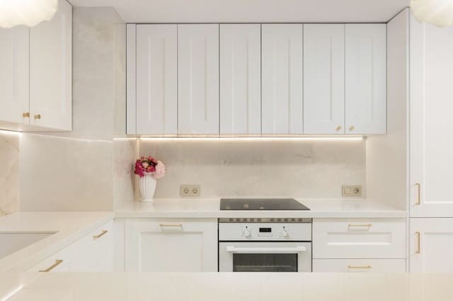 Apartamento de 2 habitaciones en Puerto Banus, Marbella en alquiler con piscina garaje - 2.800 € (Ref: 9783109)