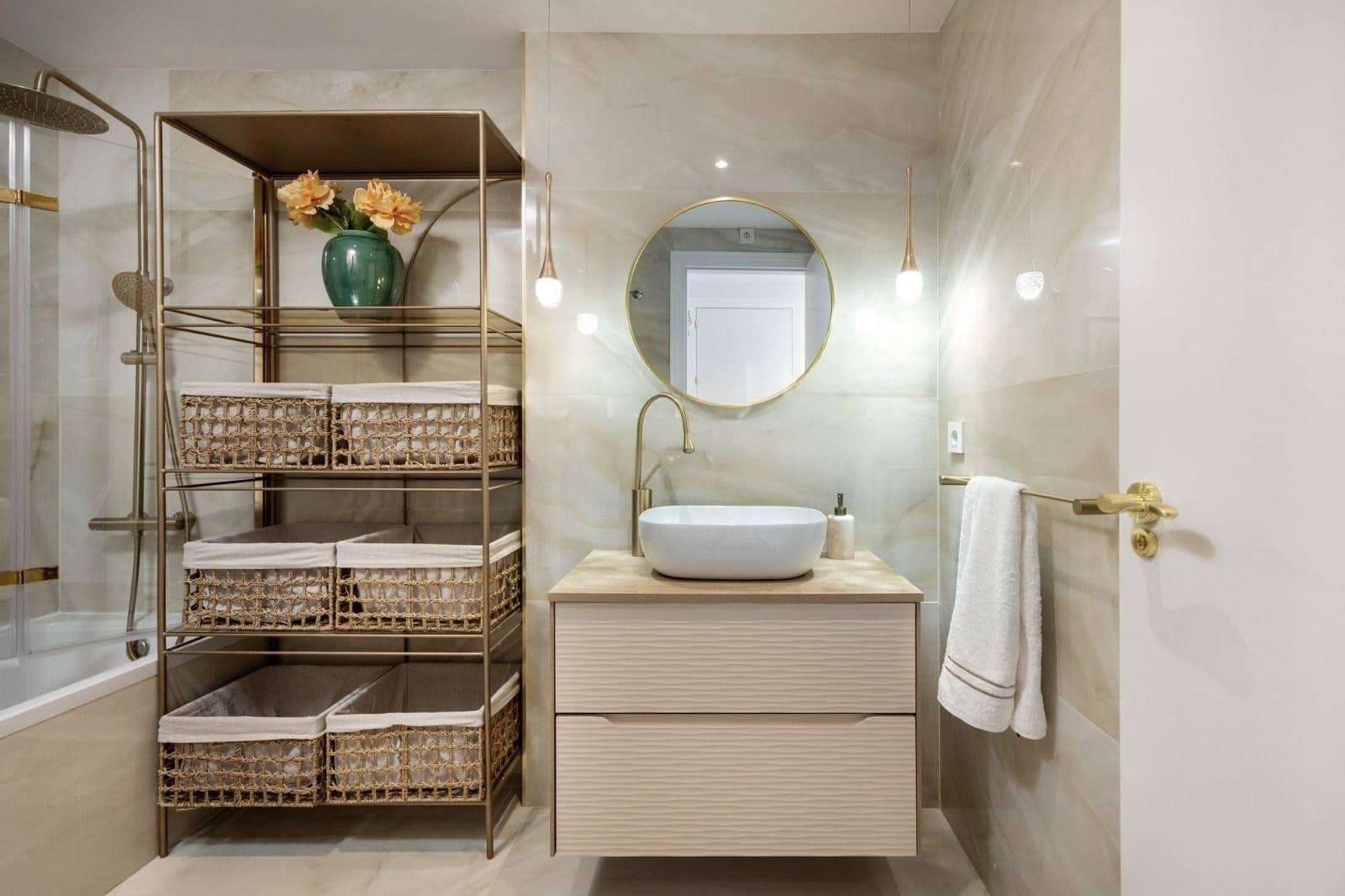 Apartamento de 2 habitaciones en Puerto Banus en alquiler con piscina garaje - 2.800 € (Ref: 9783109)