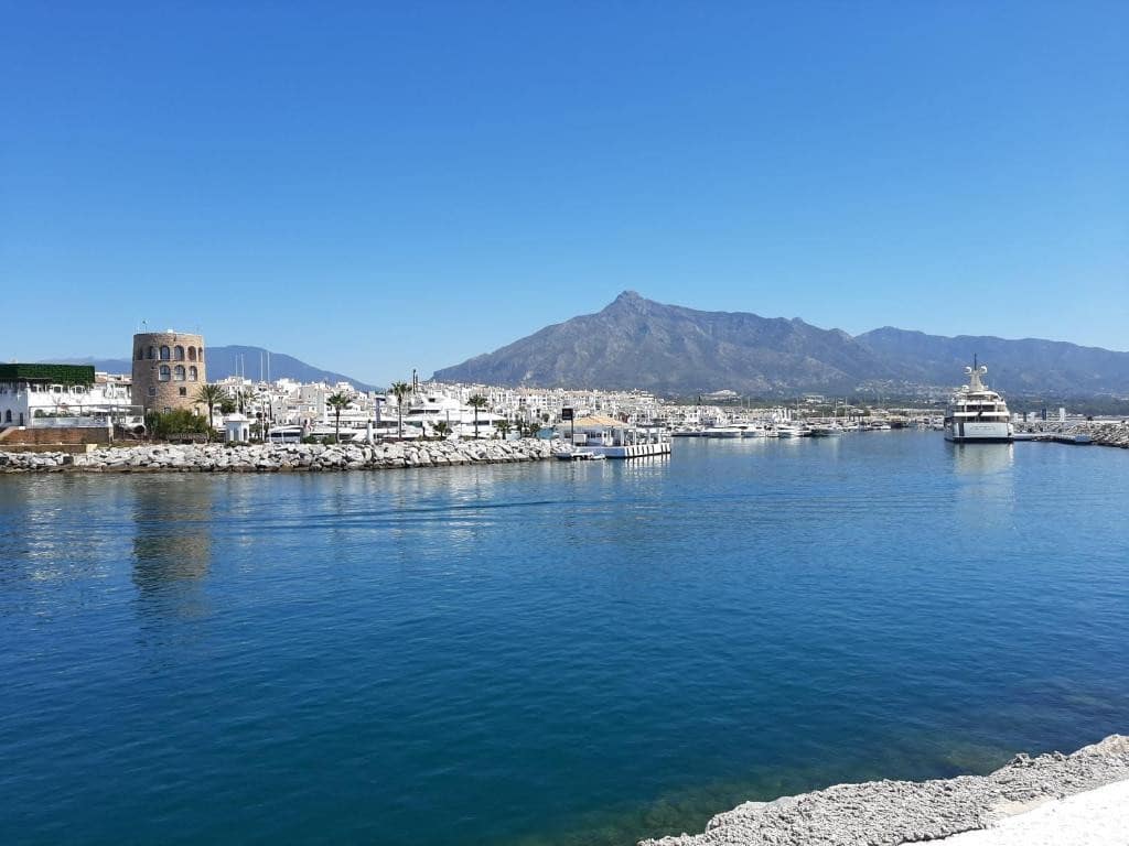 Apartamento de 2 habitaciones en Puerto Banus en alquiler con piscina garaje - 2.800 € (Ref: 9783109)