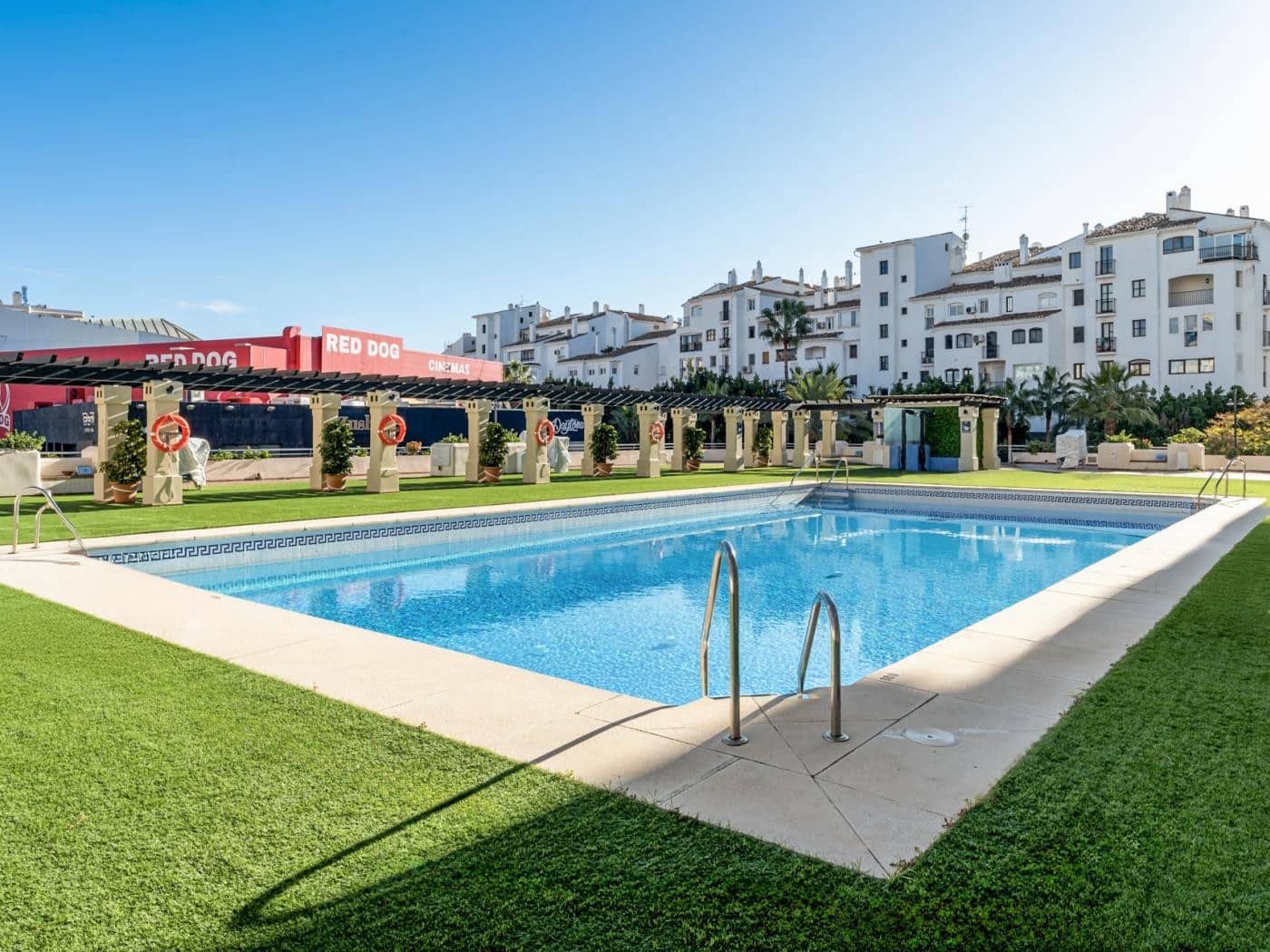 Apartamento de 2 habitaciones en Puerto Banus en alquiler con piscina garaje - 2.800 € (Ref: 9783109)