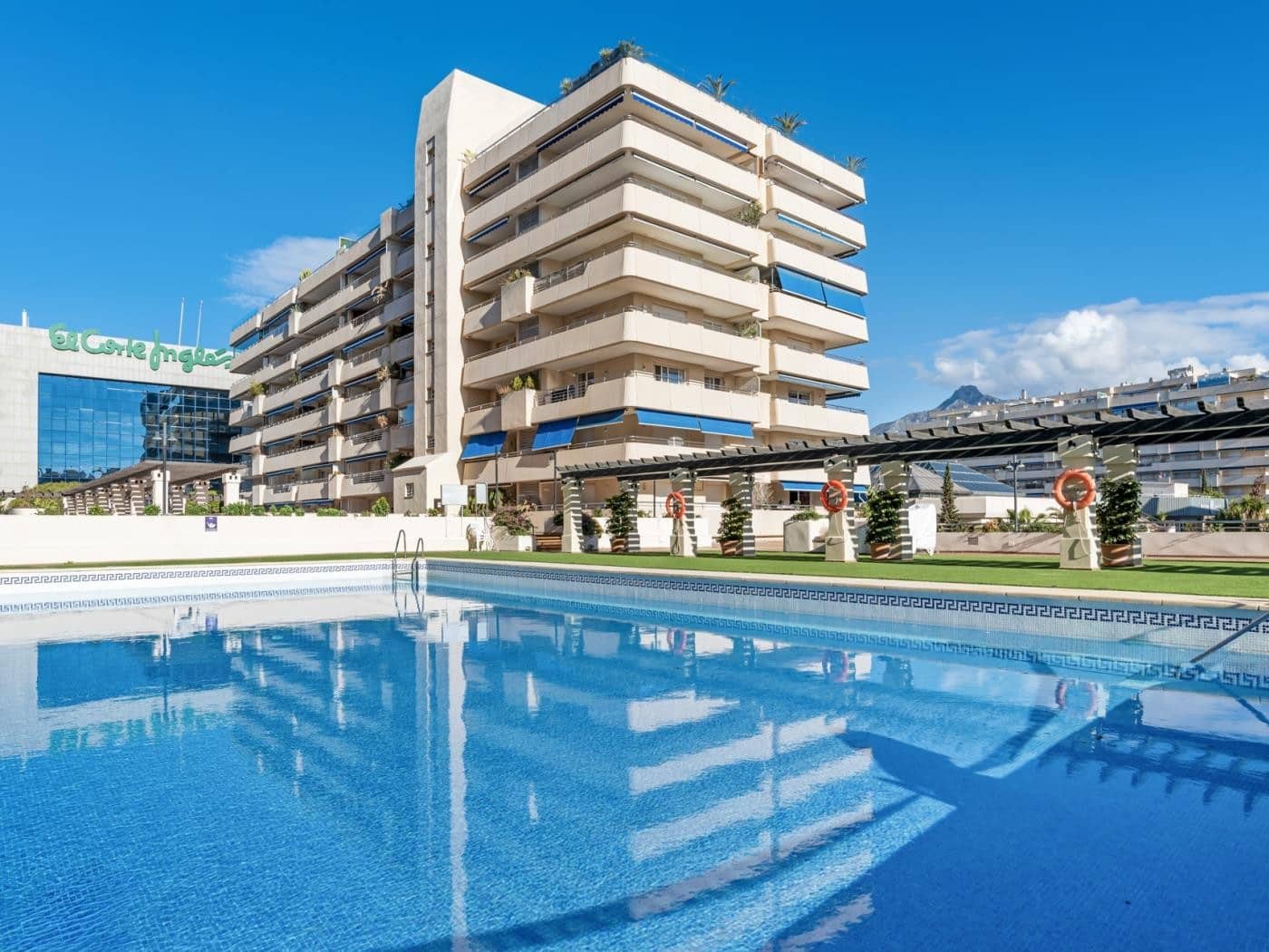 Apartamento de 2 habitaciones en Puerto Banus en alquiler con piscina garaje - 2.800 € (Ref: 9783109)