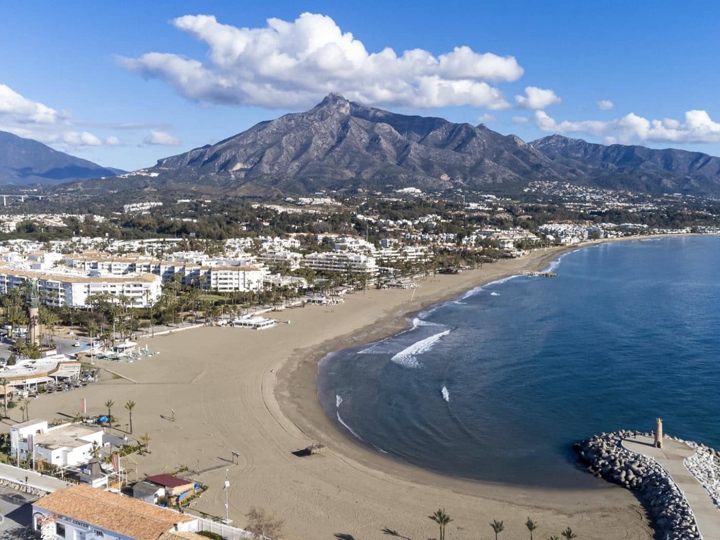 Apartamento de 2 habitaciones en Puerto Banus en alquiler con piscina garaje - 2.800 € (Ref: 9783109)