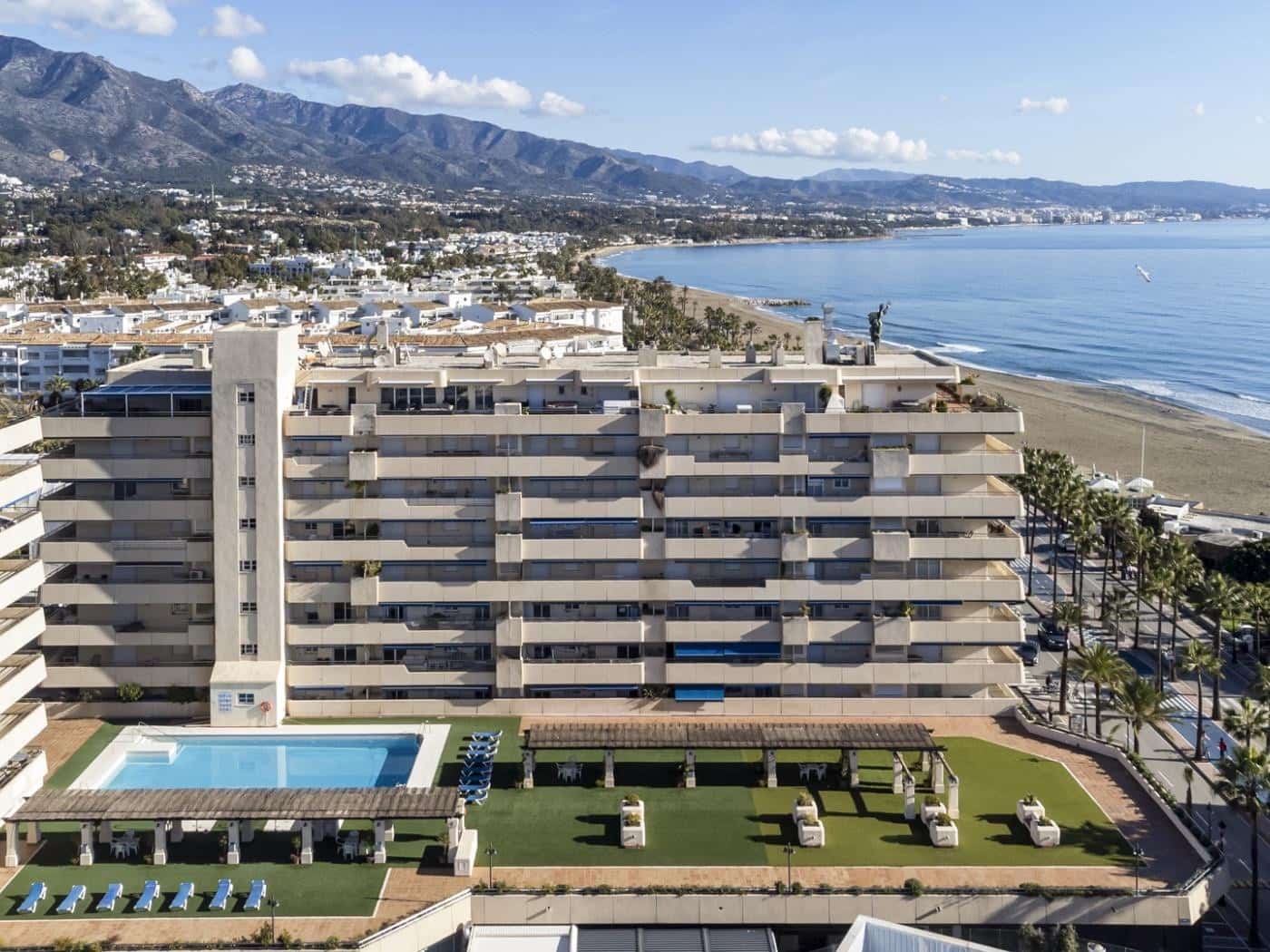 Apartamento de 2 habitaciones en Puerto Banus en alquiler con piscina garaje - 2.800 € (Ref: 9783109)