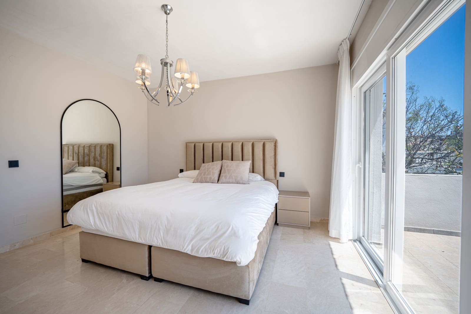6 quarto Moradia para venda em Nueva Andalucia com piscina garagem - 4 250 000 € (Ref: 9845099)