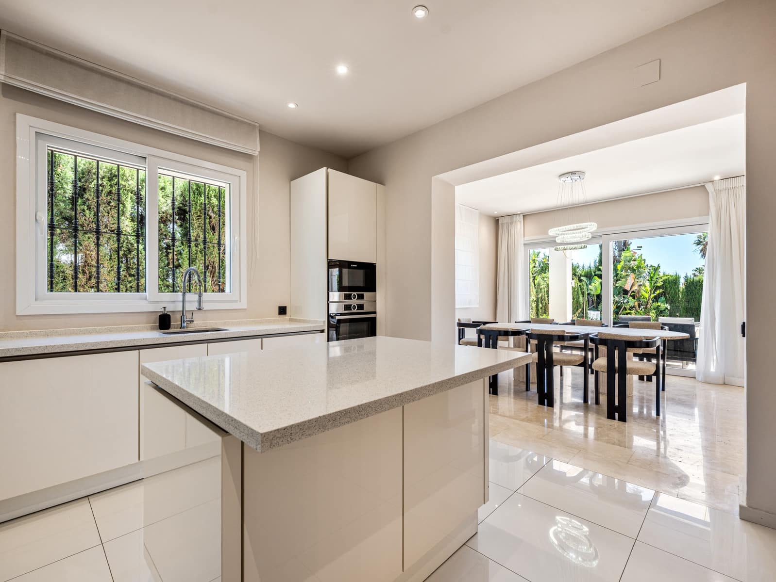 6 quarto Moradia para venda em Nueva Andalucia com piscina garagem - 4 250 000 € (Ref: 9845099)
