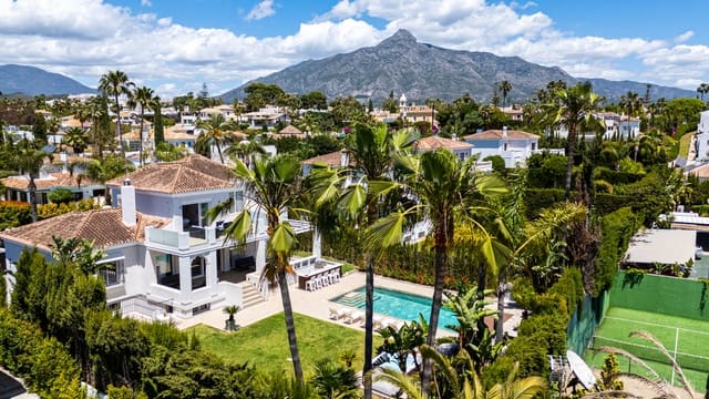 6 sypialnia Willa na sprzedaż w Las Brisas, Marbella z basenem garażem - 4 250 000 € (Ref: 9845099)