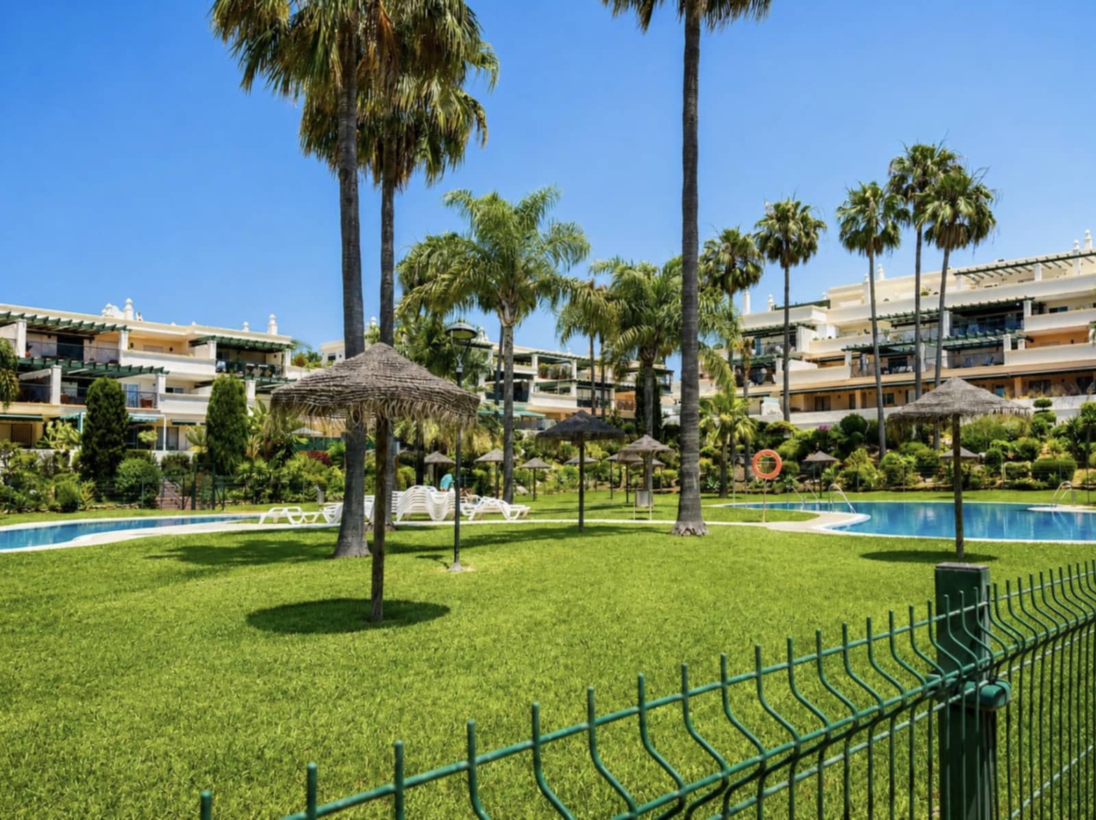 2 soveværelse Penthouse til salg i Nueva Andalucia med swimmingpool garage - € 530.000 (Ref: 9889920)