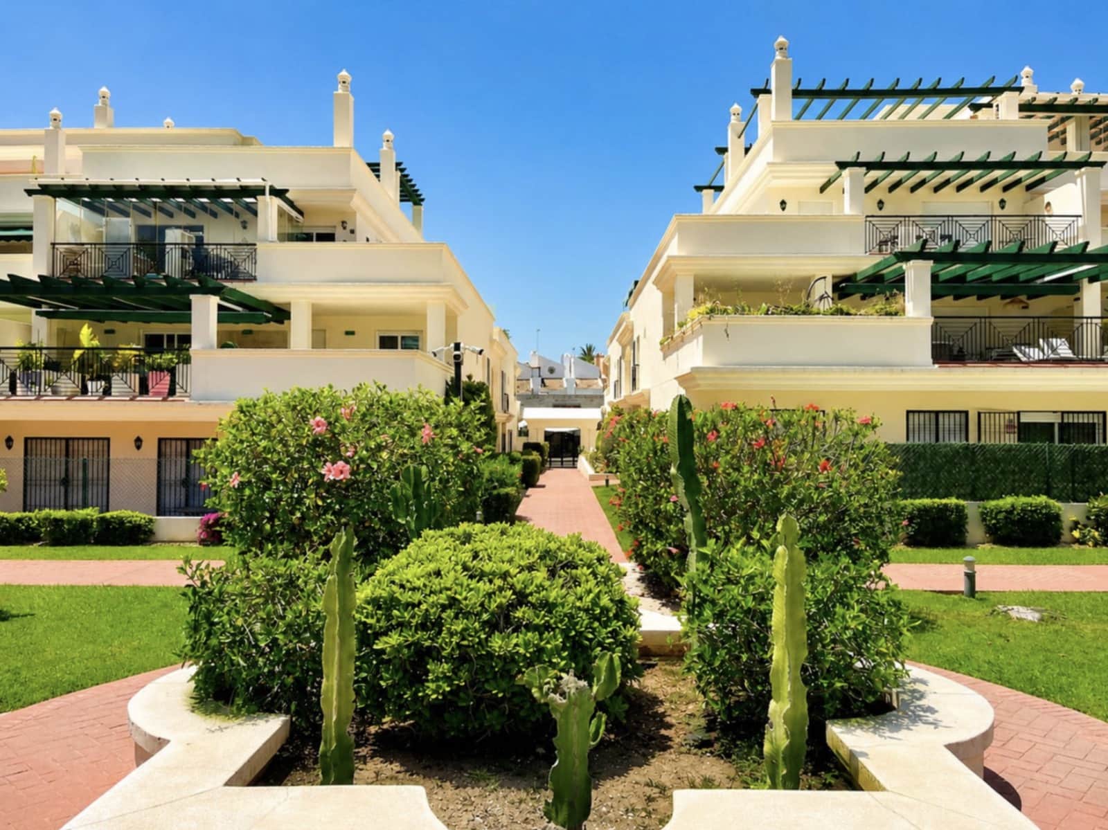 2 soveværelse Penthouse til salg i Nueva Andalucia med swimmingpool garage - € 530.000 (Ref: 9889920)