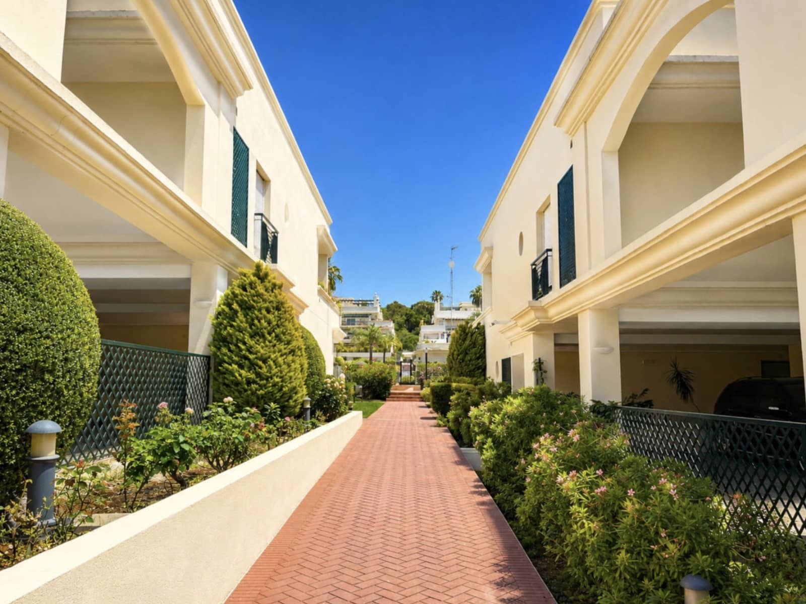 2 soveværelse Penthouse til salg i Nueva Andalucia med swimmingpool garage - € 530.000 (Ref: 9889920)