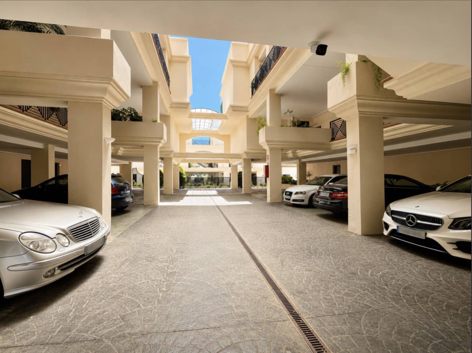 2 soveværelse Penthouse til salg i Nueva Andalucia med swimmingpool garage - € 530.000 (Ref: 9889920)