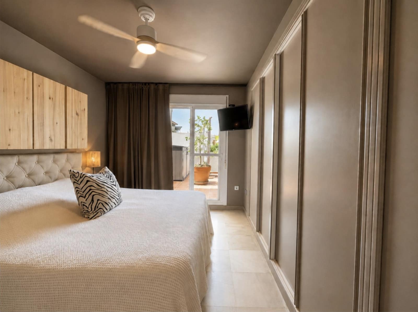 2 soveværelse Penthouse til salg i Nueva Andalucia med swimmingpool garage - € 530.000 (Ref: 9889920)