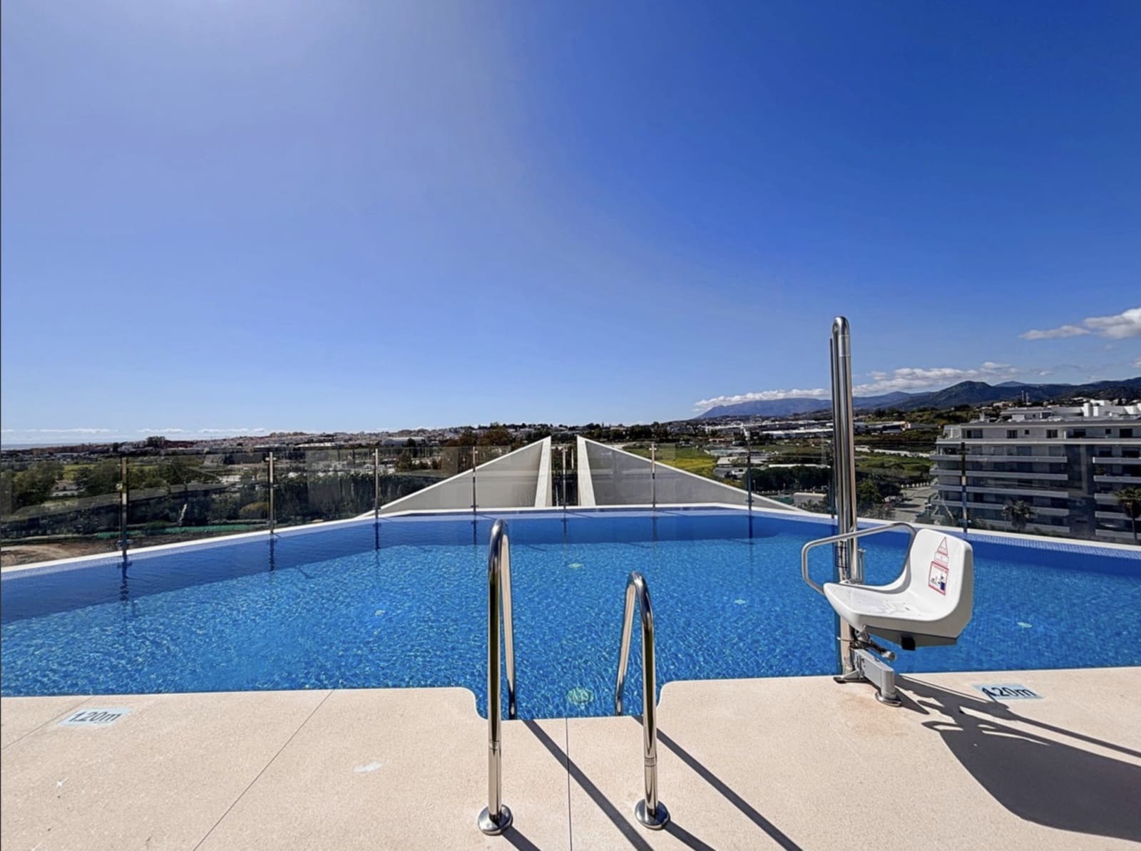 3 sypialnia Apartament na sprzedaż w Nueva Andalucia z basenem garażem - 500 000 € (Ref: 9889922)