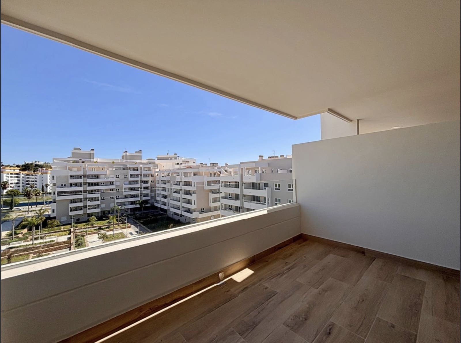 3 sypialnia Apartament na sprzedaż w Nueva Andalucia z basenem garażem - 500 000 € (Ref: 9889922)