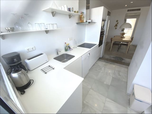 3 chambre Penthouse à vendre à Nueva Andalucía Centro, Marbella avec piscine garage - 599 000 € (Ref: 9921838)