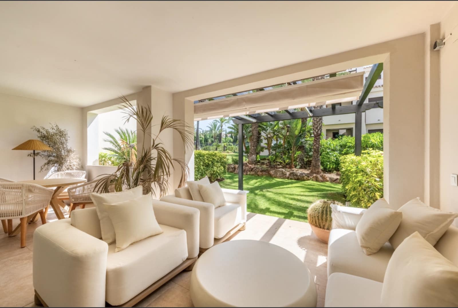 2 soveværelse Lejlighed til salg i Nueva Andalucia med swimmingpool garage - € 599.000 (Ref: 9921839)