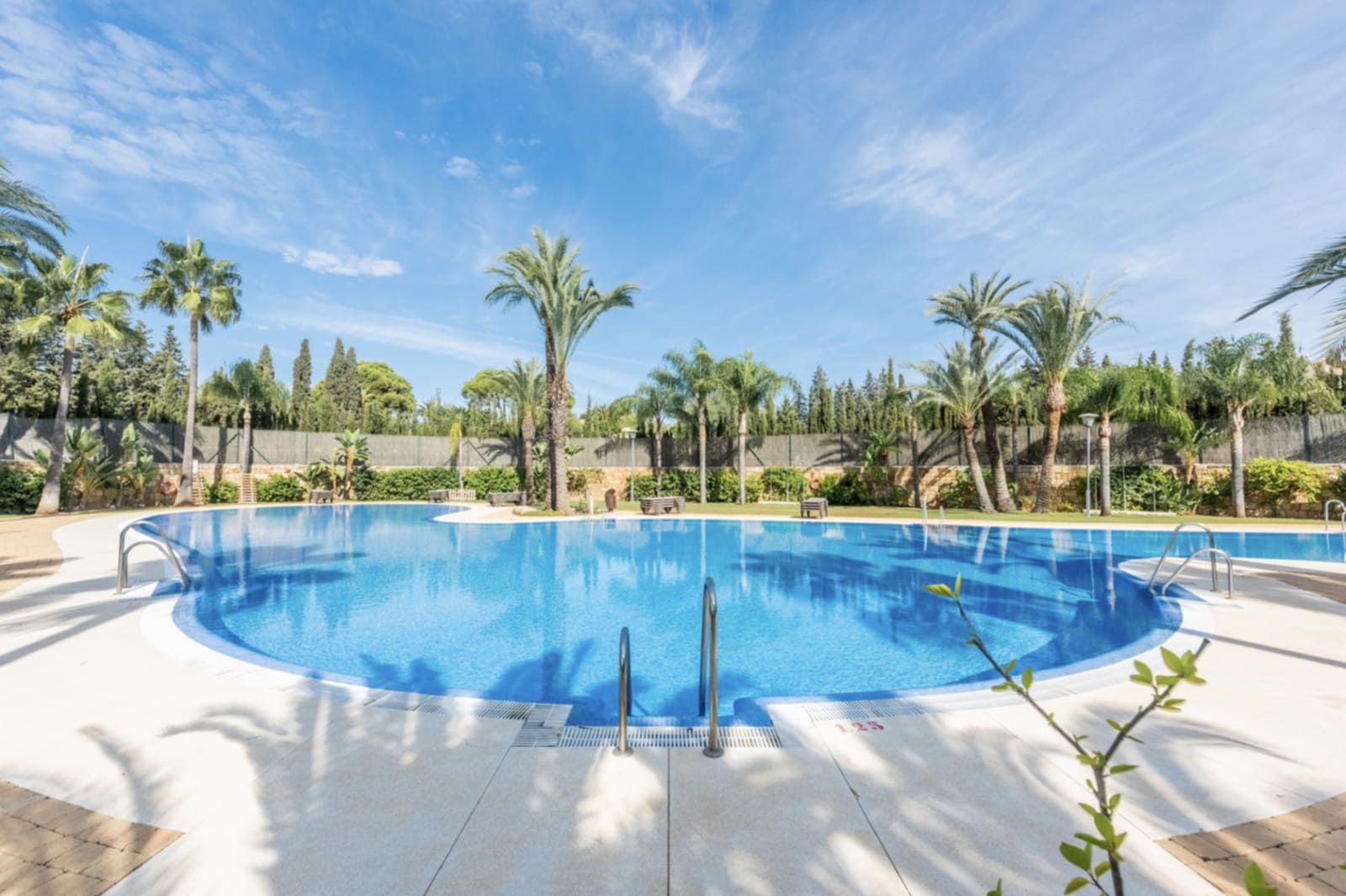 2 soveværelse Lejlighed til salg i Nueva Andalucia med swimmingpool garage - € 599.000 (Ref: 9921839)