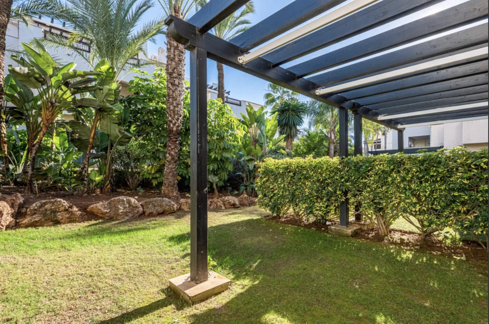 2 soveværelse Lejlighed til salg i Nueva Andalucia med swimmingpool garage - € 599.000 (Ref: 9921839)