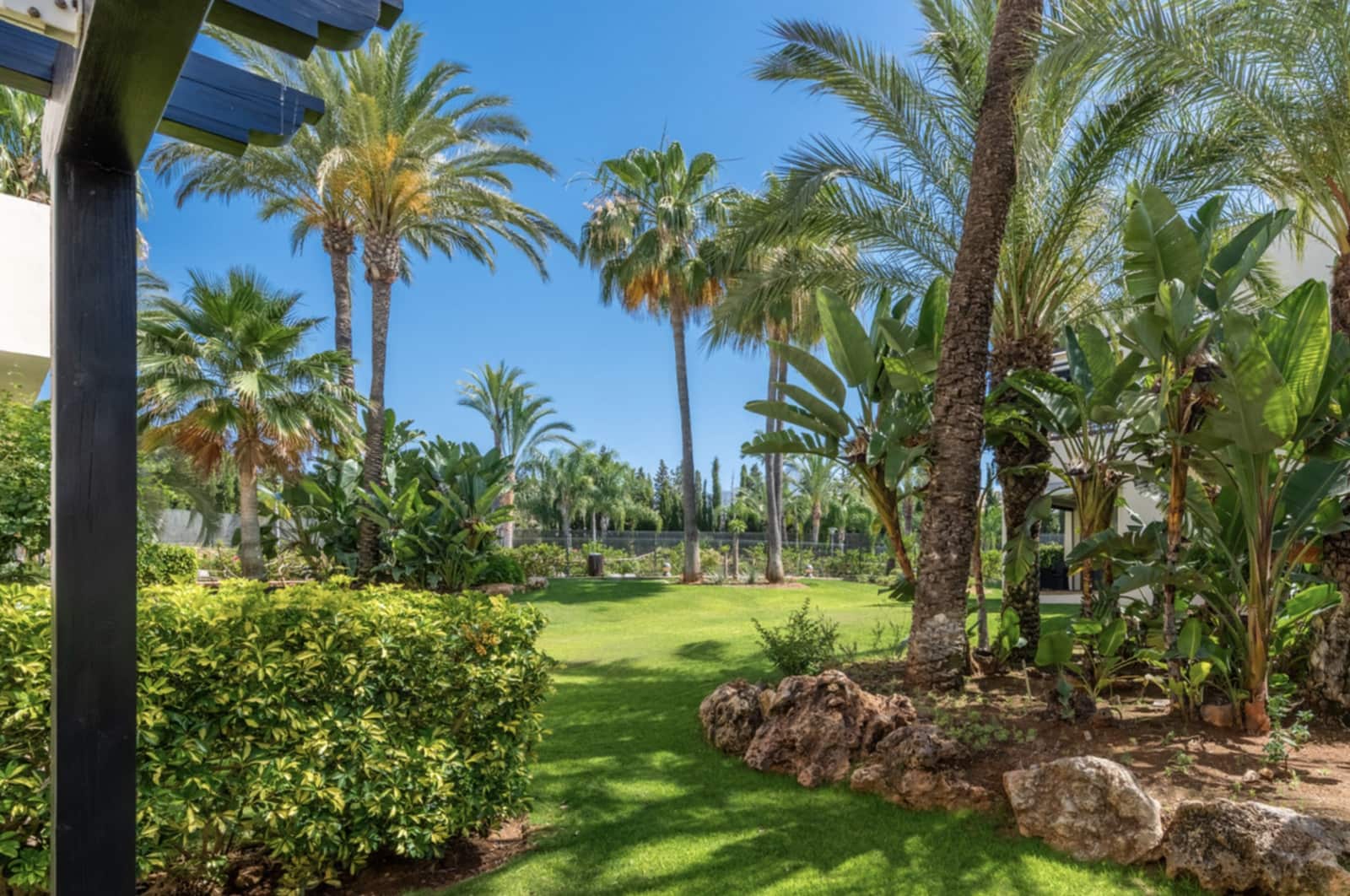 2 soveværelse Lejlighed til salg i Nueva Andalucia med swimmingpool garage - € 599.000 (Ref: 9921839)