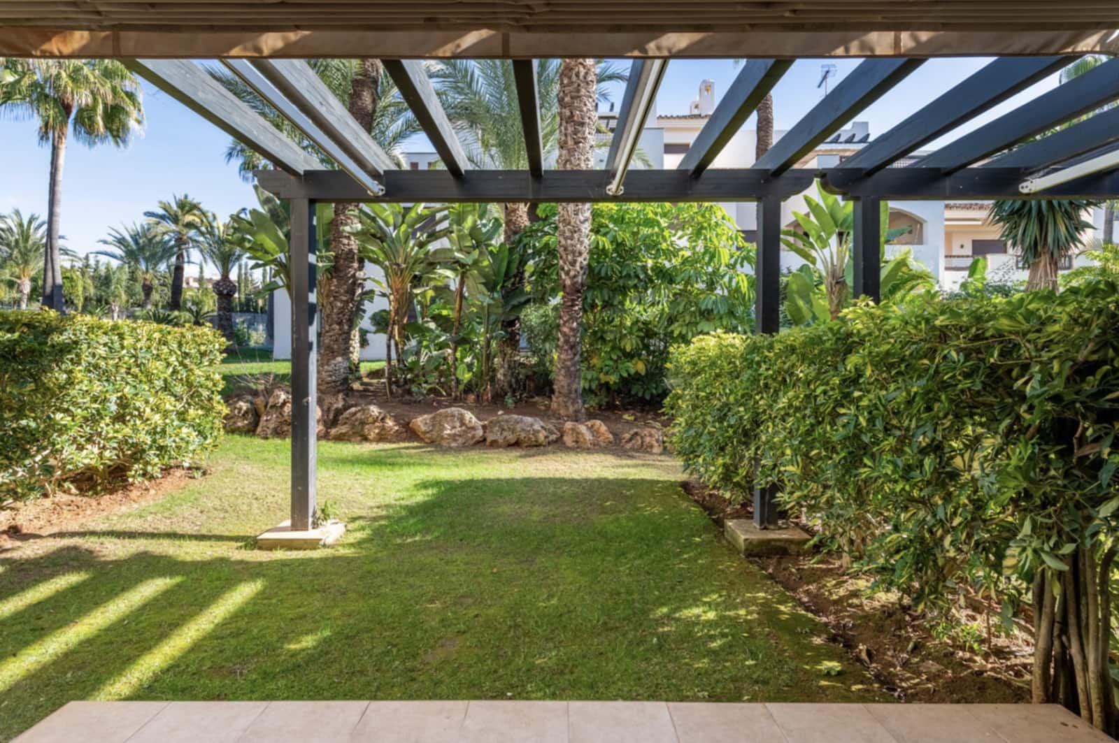 2 soveværelse Lejlighed til salg i Nueva Andalucia med swimmingpool garage - € 599.000 (Ref: 9921839)