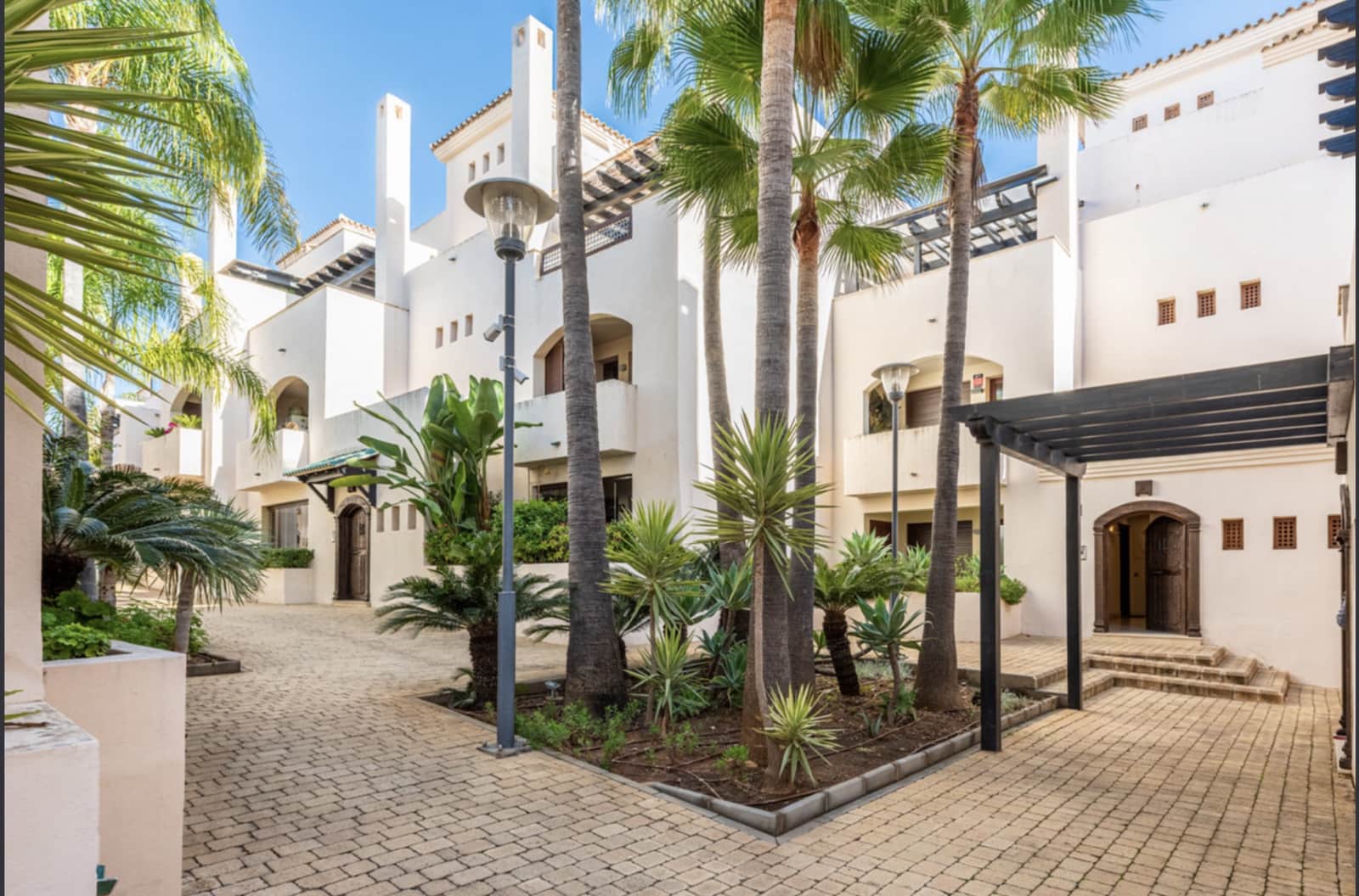 2 soveværelse Lejlighed til salg i Nueva Andalucia med swimmingpool garage - € 599.000 (Ref: 9921839)